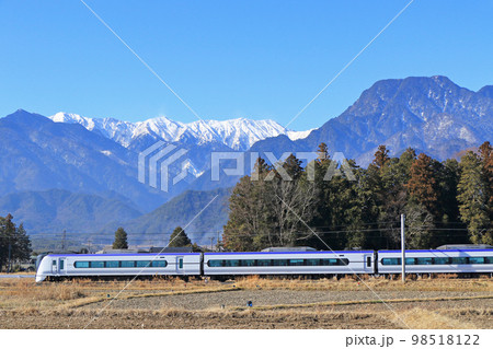 大糸線　冬の安曇野を行く特急あずさ 98518122