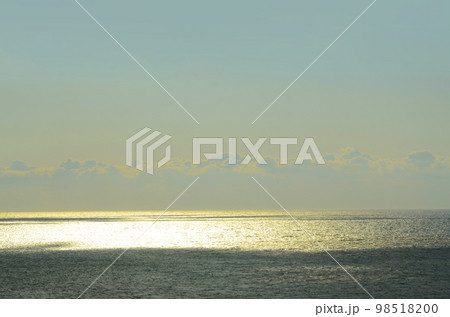 キラキラと輝く夕暮れの海 98518200