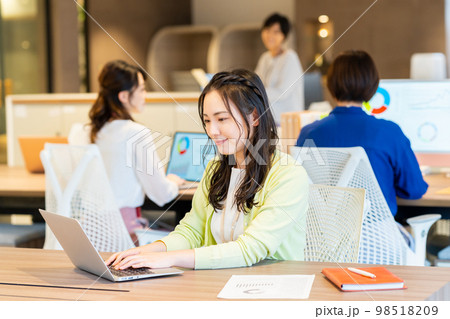 オフィスの若いエンジニアの女性 撮影協力:WEEK芝大門(サンフロンティア不動産) オフィスの若いエンジニアの女性 撮影協力:WEEK芝大門(サンフロンティア不動産) 98518209