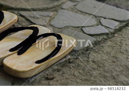 草履・下駄｜玄関の石畳｜旅館など和のイメージ 98518232