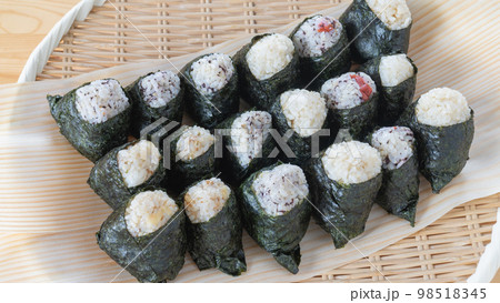 ざると経木(きょうぎ)の上に置かれたオニギリ　イメージ 98518345