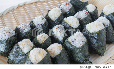 ざると経木(きょうぎ)の上に置かれたオニギリ イメージ ざると経木(きょうぎ)の上に置かれたオニギリ イメージ 98518347