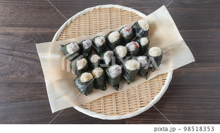 ざると経木(きょうぎ)の上に置かれたオニギリ　イメージ 98518353