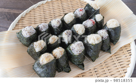 ざると経木(きょうぎ)の上に置かれたオニギリ　イメージ 98518355