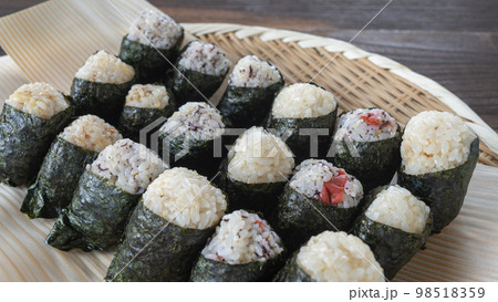 ざると経木(きょうぎ)の上に置かれたオニギリ イメージ ざると経木(きょうぎ)の上に置かれたオニギリ イメージ 98518359