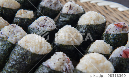 ざるの上に置かれたオニギリ　イメージ 98518360