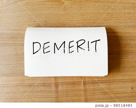 デメリット(Demerit)とペンで書かれたノート デメリット(Demerit)とペンで書かれたノート 98518485