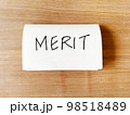 メリット（Merit）とペンで書かれたノート 98518489