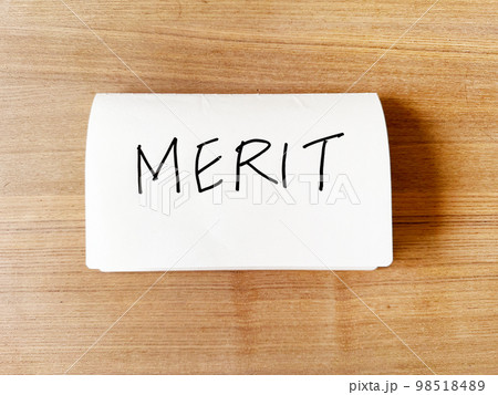 メリット（Merit）とペンで書かれたノート 98518489
