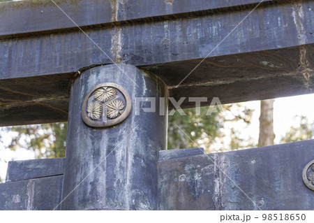 冬晴れの日光東照宮 参道の石鳥居 葵の御紋 栃木県日光市 冬晴れの日光東照宮 参道の石鳥居 葵の御紋 栃木県日光市 98518650