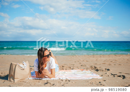 Young happy woman on the beach enjoy her summer vacation 98519080