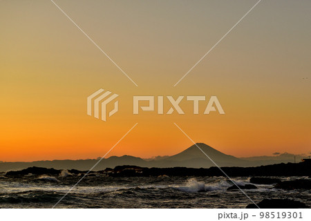 三浦半島　冬の城ヶ島から富士山の夕景 98519301