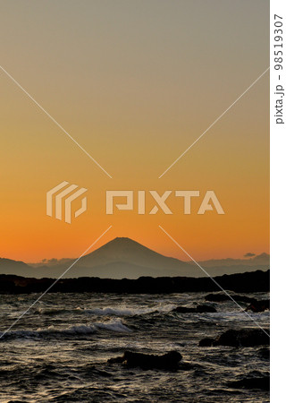 三浦半島　冬の城ヶ島から富士山の夕景 98519307