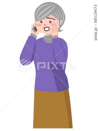 焦りながらスマホで通話をしているシニア女性 焦りながらスマホで通話をしているシニア女性 98519473