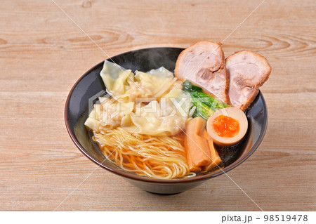 注意)湯気はレタッチ合成です。ワンタン麺、雲呑、わんたん、ワンタン拉麺、ワンタンラーメン。醤油味。 注意)湯気はレタッチ合成です。ワンタン麺、雲呑、わんたん、ワンタン拉麺、ワンタンラーメン。醤油味。 98519478