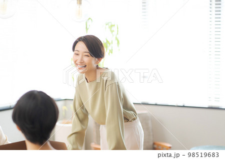 ミーティングをする女性達 ミーティングをする女性達 98519683