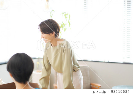 ミーティングをする女性達 ミーティングをする女性達 98519684