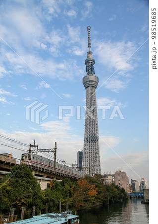 東京スカイツリーの下を浅草へ向かう東武10000系 98519685