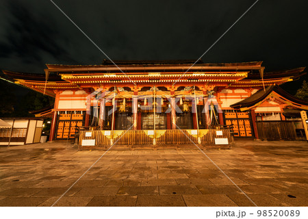 雨に濡れる国宝八坂神社御本殿 98520089