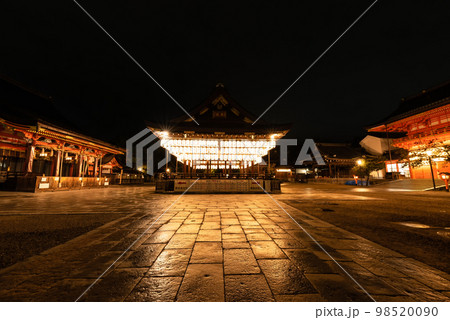 夜明け前の雨に濡れた国宝八坂神社本殿と舞殿と南楼門 夜明け前の雨に濡れた国宝八坂神社本殿と舞殿と南楼門 98520090