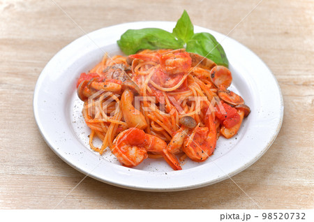 エビとアサリとシメジのトマトソースのパスタ。 98520732
