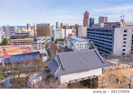 （静岡県）浜松城天守閣から見下ろす、天守門と浜松の街並み 98520906
