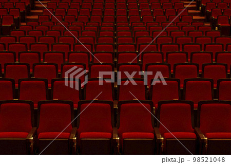 誰もいない劇場の席 98521048