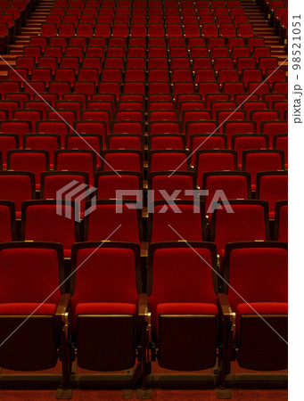 誰もいない劇場の席 98521051