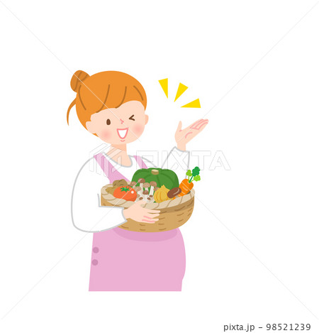 籠に入った野菜を持った若い妊婦さん 98521239