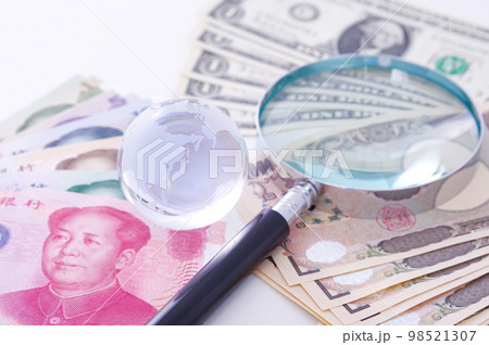地球儀と虫メガネと主要国の通貨 98521307