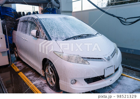 洗車機イメージ｜洗車イメージ｜ガソリンスタンドのコイン洗車機 98521329