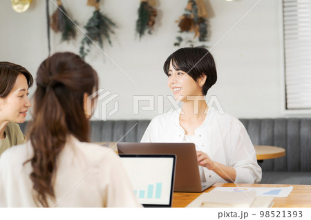 ミーティングをする女性達 98521393