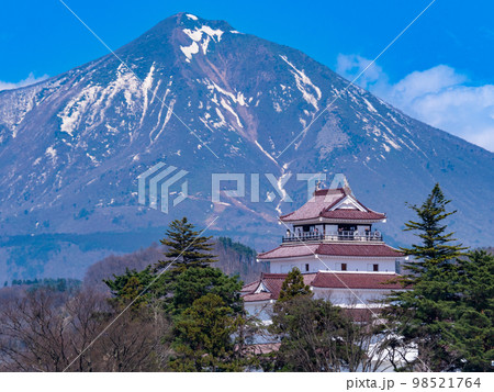 4月福島・会津若松　鶴ヶ城（会津若松城）天守閣と磐梯山 98521764