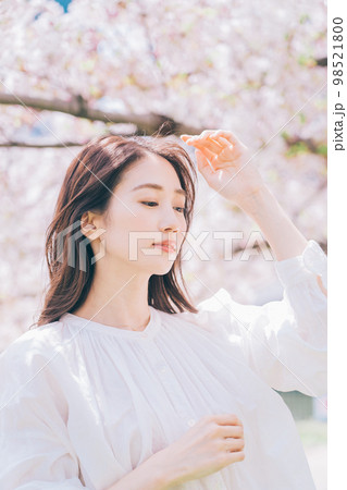 桜と若い女性 98521800