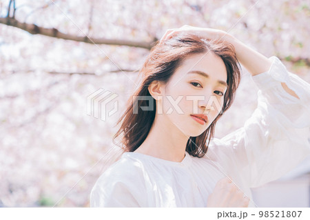 桜と若い女性 桜と若い女性 98521807