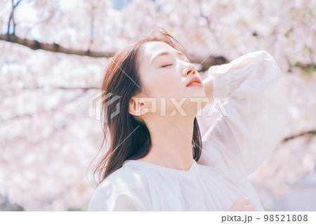 桜と若い女性 98521808