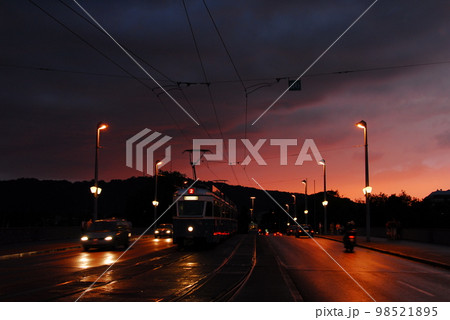 夕焼けを背景にリマト川に架かるクヴァイ橋を渡る路面電車 夕焼けを背景にリマト川に架かるクヴァイ橋を渡る路面電車 98521895