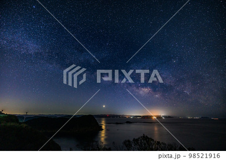 澄んだ夜空に浮かぶ冬の天の川と金星 澄んだ夜空に浮かぶ冬の天の川と金星 98521916