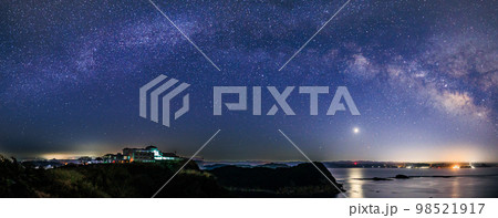 澄んだ夜空に浮かぶ冬の天の川と金星 98521917
