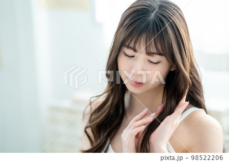 ヘアケアをする若い女性 98522206