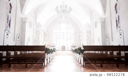 教会のシャンデリアとステンドグラス02 98522278