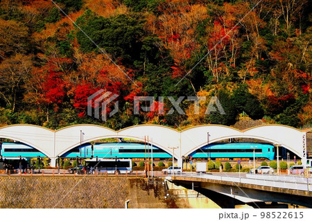 【人気観光地】秋の箱根湯本駅 【人気観光地】秋の箱根湯本駅 98522615