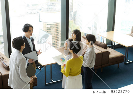 談笑するビジネスパーソン 談笑するビジネスパーソン 98522770