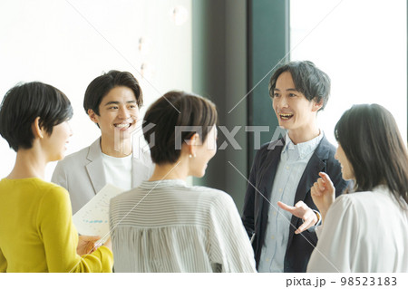 談笑するビジネスパーソン 98523183