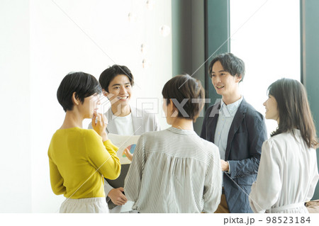 談笑するビジネスパーソン 談笑するビジネスパーソン 98523184