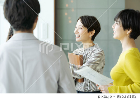 談笑するビジネスパーソン 98523185