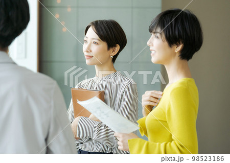 談笑するビジネスパーソン 98523186