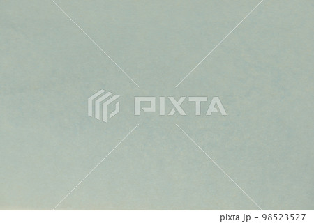 和紙のザラザラ感を強調した背景素材（白群） 98523527