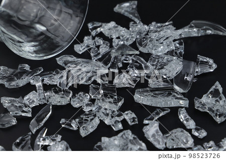 割れた強化ガラス 98523726