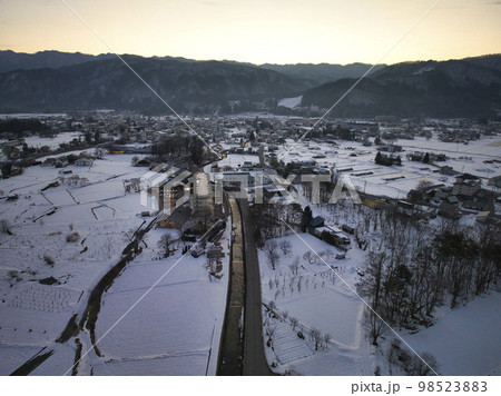美しい白馬の夜明け 長野県白馬村(ドローンによる空撮) 美しい白馬の夜明け 長野県白馬村(ドローンによる空撮) 98523883
